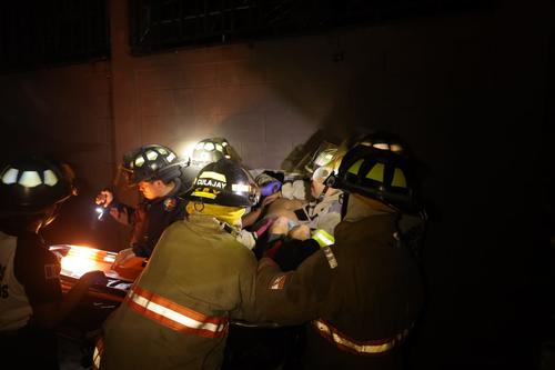 El hombre fue extraído del inmueble y posteriormente estabilizado. (Foto: Bomberos Voluntarios)