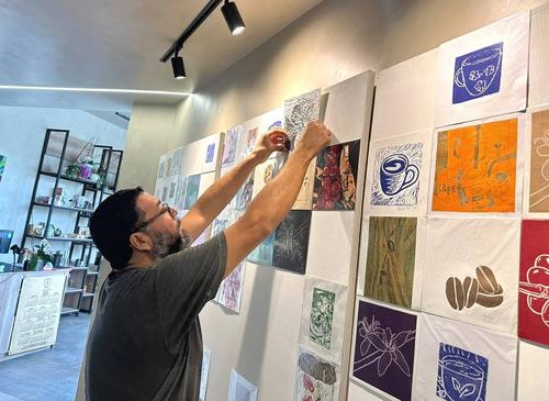 Argueta Fraatz trabaja distintas técnicas artísticas y mantiene una estrecha relación con el arte de Alta Verapaz. (Foto: Santa Thakla Atelier de Grabado)