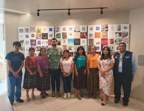 Junto al artista, estudiantes de comunidades rurales desarrollan sus primeras experiencias con el grabado. (Foto: Santa Thakla Atelier de Grabado)