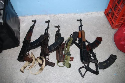 Las armas estaban escondidas en una vivienda de Ciudad Peronia. (Foto: PNC)