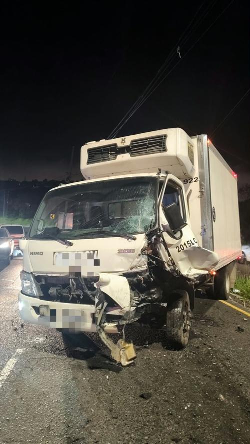 En el accidente están involucrados un camión blanco y un vehículo negro. (Foto: PMT Mixco)