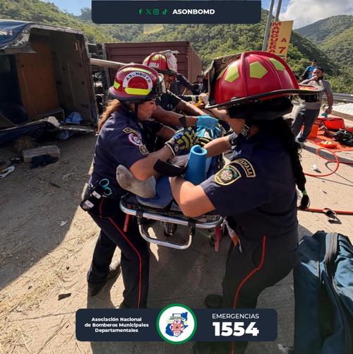 Bomberos rescataron al piloto del tráiler tras el accidente. (Foto: Asonbomd)