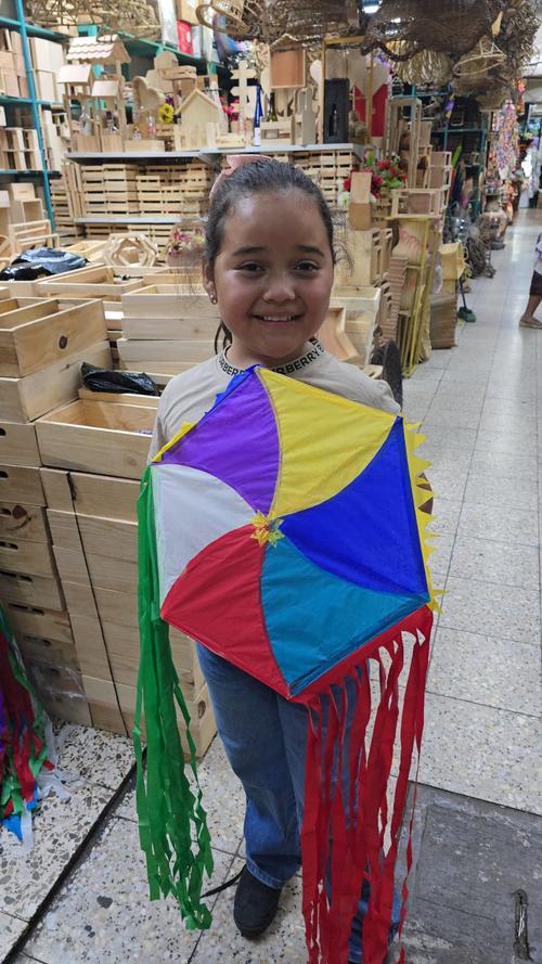 Los niños buscan su barrilete favorito para intentar elevarlo este 1 de noviembre. (Foto: José Luis Pos)