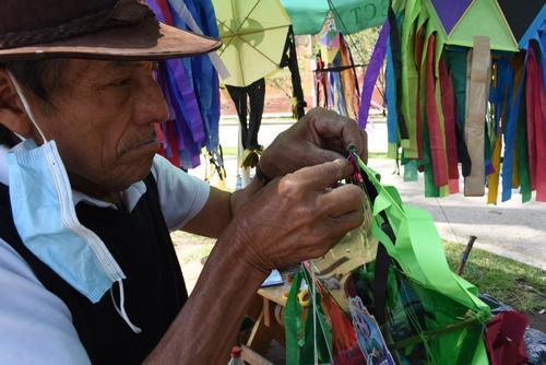 Los adultos mayores son los que aún conservan esta tradición de elaborar los barriletes. (Foto: Nuestro Diario)