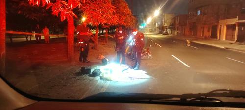 Una mujer que también resultó herida fue trasladada a un centro asistencial. (Foto: Bomberos Voluntarios)