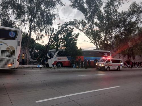 El bus colisionó contra un muro por causas que aún se desconocen. (Foto: Bomberos Voluntarios)