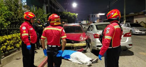 Un hombre de aproximadamente 30 años murió tras un percance vial en zona 12. (Foto: Bomberos Municipales)