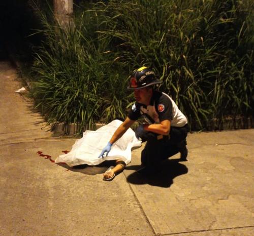 Otro hombre, de aproximadamente 25 años, murió en Santa Catarina Pinula. (Foto: Bomberos Voluntarios)