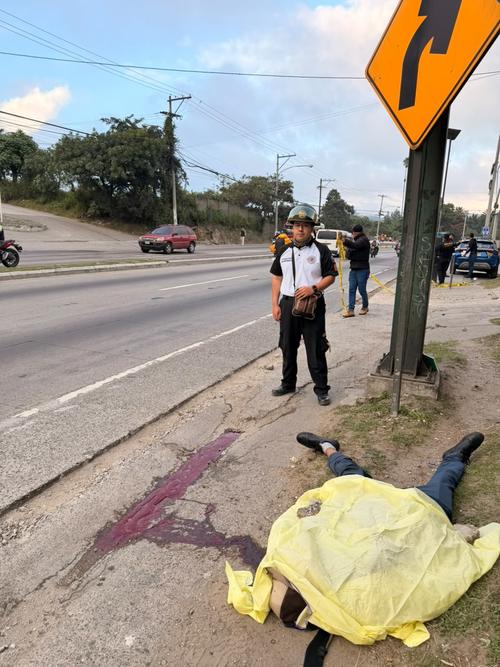 Un hombre murió tras ser atacado a balazos en la ruta al Atlántico, zona 18. (Foto: Bomberos Voluntarios)