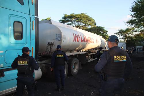 Durante el operativo localizaron al piloto atado de pies y manos. (Foto: PNC)