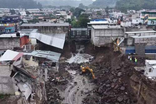 El puente había permanecido cerrado debido a los daños por un socavamiento y la erosión provocados por la crecida del río Pinula. (Foto: captura de pantalla)