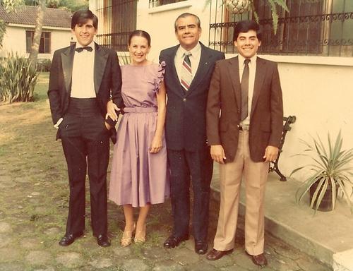 Ricardo Alejos David, a la izquierda, con sus padres, y su hermano Horacio, a la derecha. (Foto: RRSS)