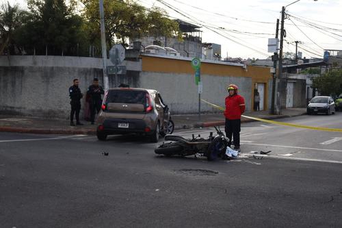 Uno de los ocupantes de la motocicleta falleció en el lugar. (Foto: CBM)