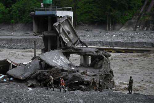 Miles de personas continúan desaparecidas entre los escombros. (Foto: AFP)