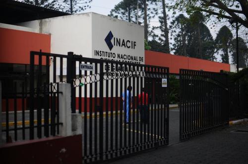 El caso de la entrega de un cadáver equivocado sucedió en la sede central del Inacif. (Foto: Cortesía(Soy502)