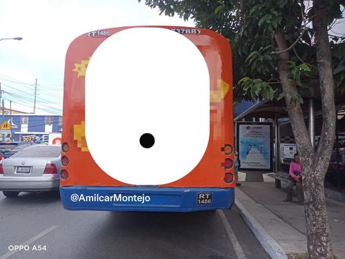 El bus asaltado ha quedado estacionado en el carril derecho. (Foto vía: Amílcar Montejo)