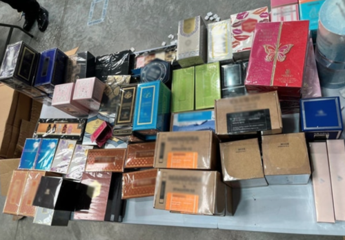 Relojes, perfumes y otros productos fueron decomisados. (Foto: SAT)