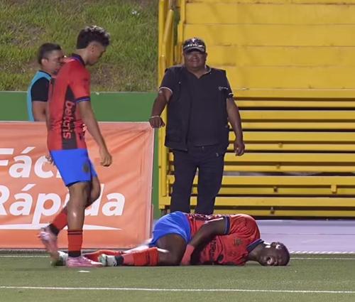 Japa se lesionó contra los cremas y debió ser retirado del campo en camilla. (Foto: redes sociales)