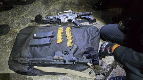 Los fusiles fueron abandonados en el interior de una mochila. (Foto: PNC)