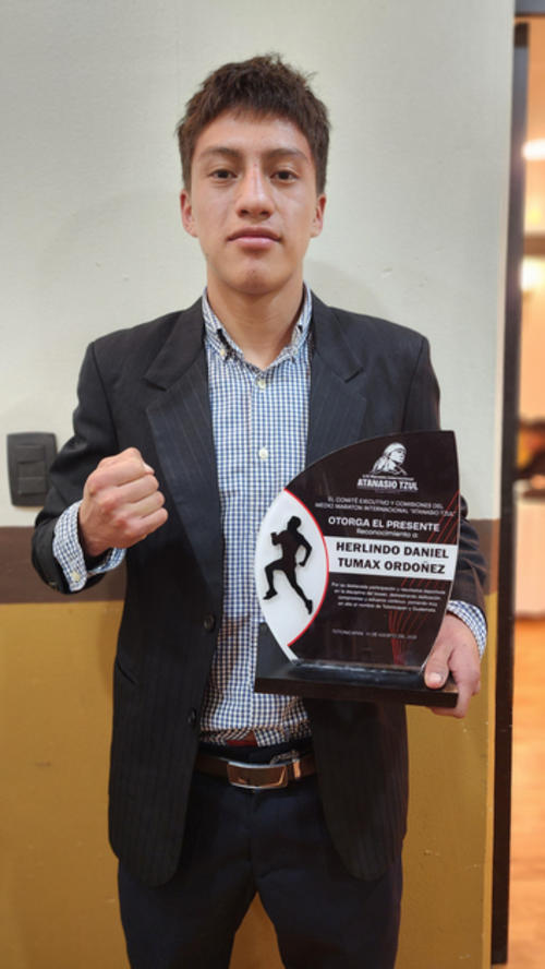 Recientemente fue reconocido por el Comité del Medio Maratón Atanasio Tzul. (Foto: José García/Colaborador)