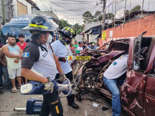Bomberos utilizaron equipo hidráulico para liberar al hombre que quedó atrapado. (Foto: CVB)