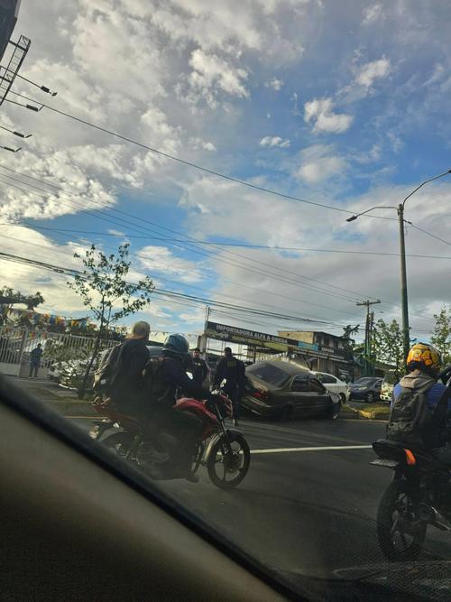 El accidente se registró por el puente de San Cristóbal. (Foto: redes sociales)