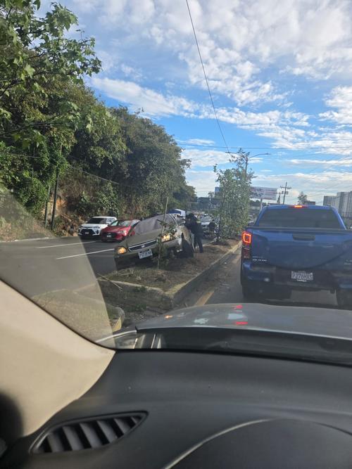 El auto quedó averiado sobre el arriate. (Foto: redes sociales)