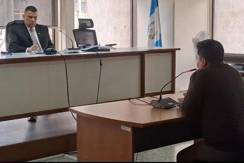 El juez Saúl Álvarez, titular del Tribunal Tercero de Sentencia escucha la declaración testimonial de Ulin Ortiz, acusado por el delito de incumplimientos de deberes. (Foto: Cortesía/Soy502)