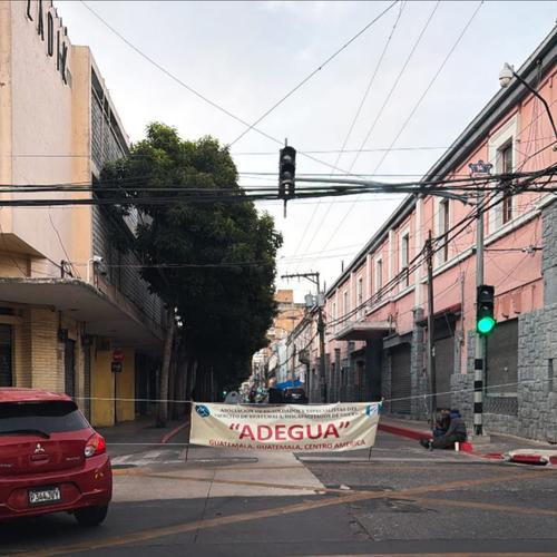 Veteranos militares mantienen bloqueo en las afueras del Congreso de la República. (Foto vía: Amílcar Montejo)