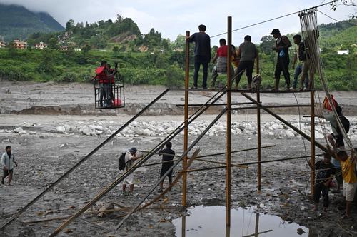 Rescatistas laboran entre las áreas afectadas. (Foto: AFP)