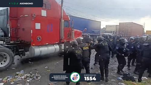 Manifestantes y agentes antimotines se enfrentaron en Cuyotenango. (Foto: Asonbomd)