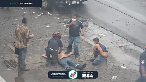 Bomberos atendieron a varias personas que resultaron afectados durante el enfrentamiento con los agentes policiales. (Foto: Asonbomd)