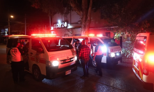 Bomberos Voluntarios reanimaron a la mujer herida de bala. (Foto: CVB)