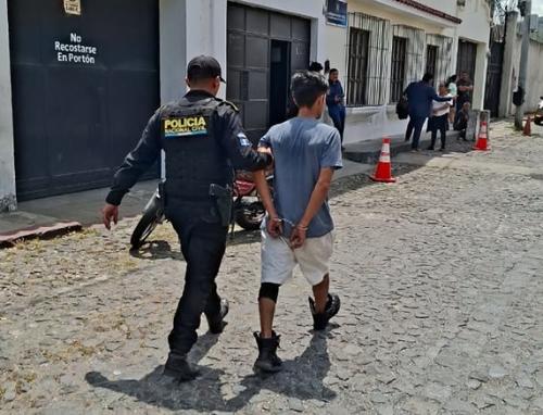 Según las investigaciones, el capturado es gatillero de la mara salvatrucha. (Foto: PNC)