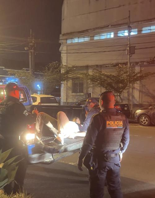 Momento en que el periodista Sonny Figueroa es detenido por la PNC. (Foto: Marvin del Cid/X)