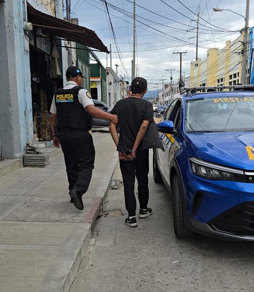 El hombre fue capturado tras ser sorprendido a bordo de una motocicleta robada. (Foto: PNC)