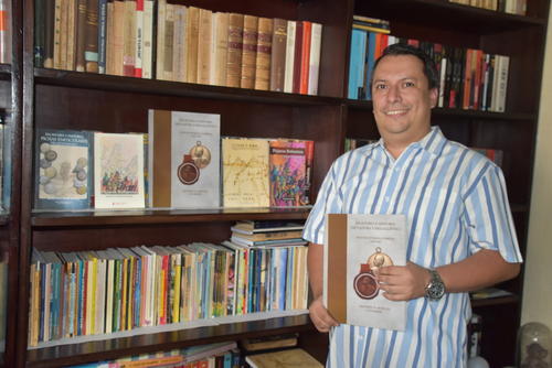 Con mucha felicidad, Manfred Morales muestra sus obras literarias. (Foto: Marvin Pos/Colaborador)