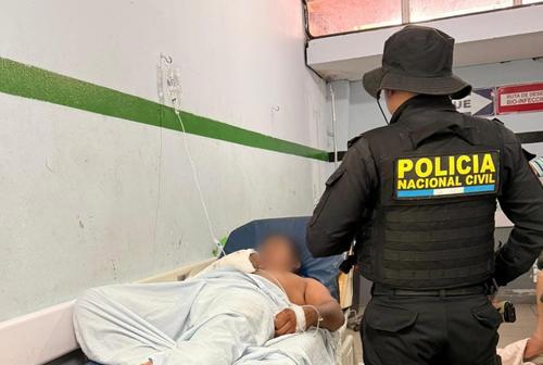 El presunto atacante identificado como Ledvin "N", de 27 años, resultó herido. (Foto: PNC)