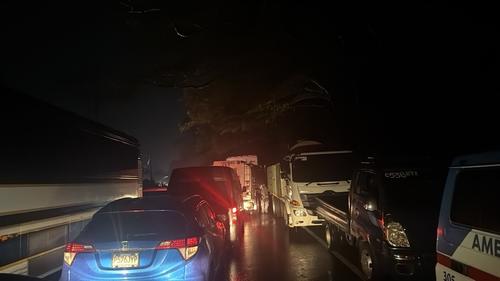 Aunque las autoridades notificaron que la vías estaba desbloqueada, se hicieron largas filas. (Foto: Cortesía Soy502)