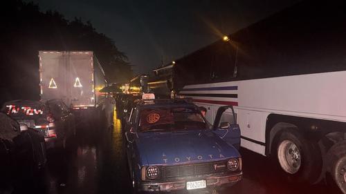 Varios conductores esperaron por horas. (Foto: Cortesía Soy502)
