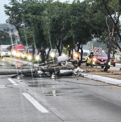 El poste derribado ha obstaculizado una vía desde horas de la madrugada. (Foto vía: Amílcar Montejo)