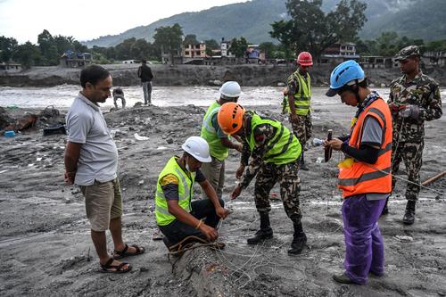 Equipos de rescate continúan con la búsqueda de los desaparecidos. (Foto: AFP)