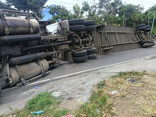 El tráiler quedó cruzado en la carretera. (Foto: Bomberos Voluntarios)