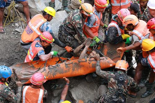 Los rescatistas localizaron y sacaron de un túnel a los sobrevivientes. (Foto: Nepal Army/AFP)