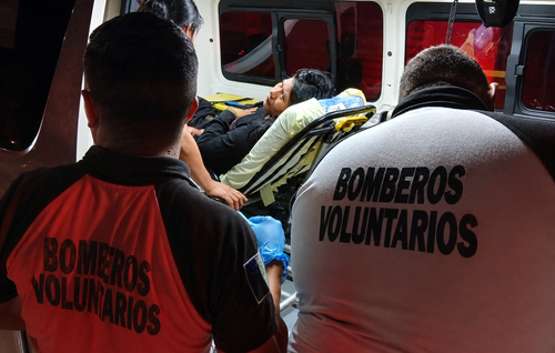 Las menores de edad que fueron víctimas del accidente fueron trasladadas a un centro asistencial. (Foto: Manuel Peralta/Colaborador)