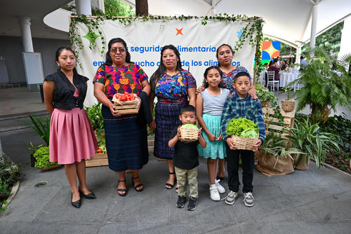 Fundación Pepsico, Echar Raíces, familias, alimentaria, nutricional, emprendimientos, huertos, gallineros, Guatemala, Soy502