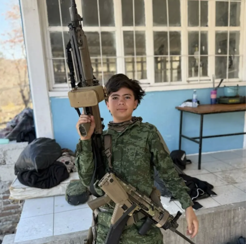 El joven solía posar con armar de fuerte calibre.