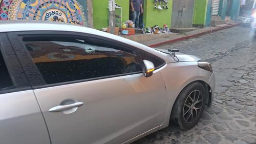 En la carrocería del vehículo presentó varios impactos de bala. (Foto vía: Bomberos Voluntarios)
