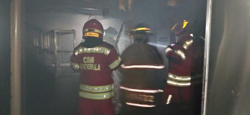 Bomberos localizaron un cilindro con una fuga de gas. (Foto: Bomberos Municipales)