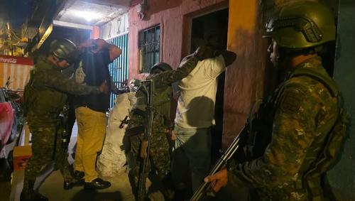 Los soldados refuerzan operativos en allanamientos, desalojos, requisas y otras acciones. (Foto: Ejército de Guatemala)